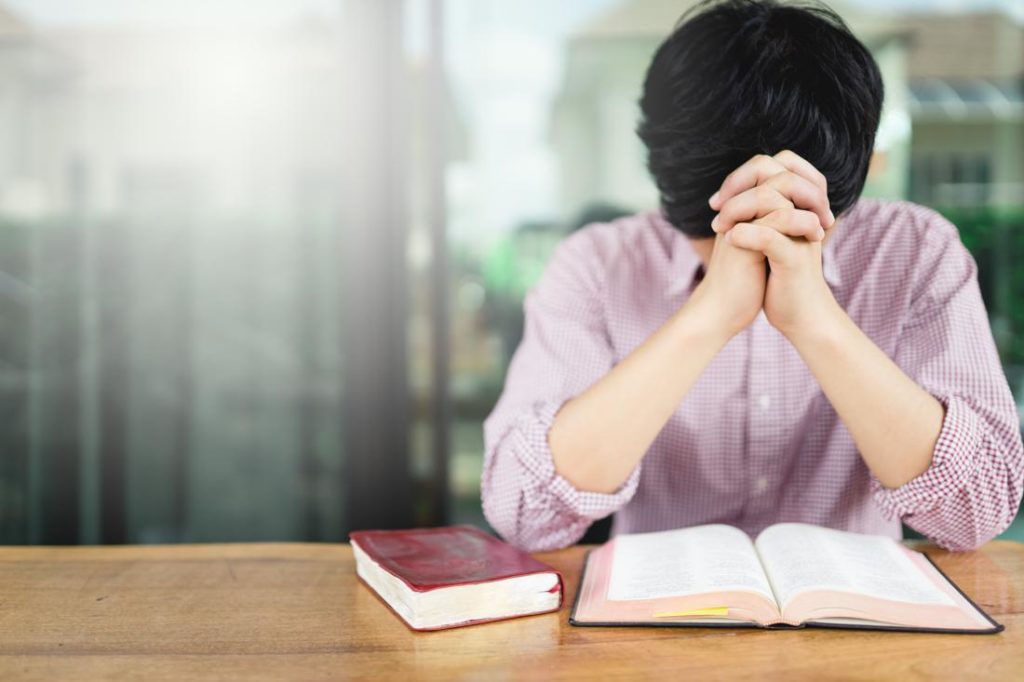 teenager prays in teen rehab